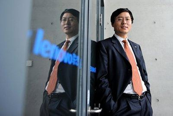 【早报】联想宣布完成对MOTO的收购，杨元庆表示：手机里我们第三啦！