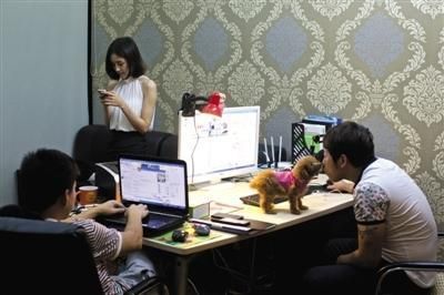 揭秘网络女主播私生活：连唱两小时不喝水,互联网的一些事