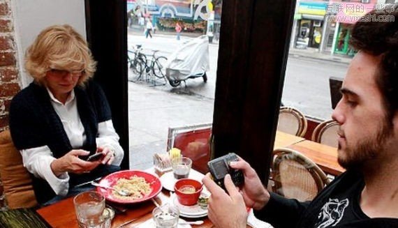 聚会只顾玩手机，精神层面却面临着巨大的饥荒,互联网的一些事