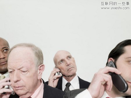 调查发现13%的人为避免与旁人互动假装在打手机,互联网的一些事