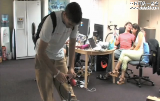 Facebook早年照片：员工喜欢在厨房办公,互联网的一些事