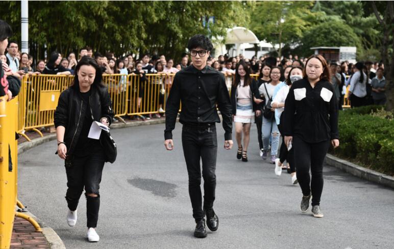 乔任梁追掉会圈内好友齐现，亲人粉丝泪别